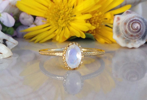 Oval Rainbow Moonstone Simple Hammered Band Ring - H.L.Jewelry