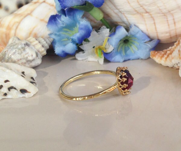 Oval Red Garnet Simple Hammered Band Ring - H.L.Jewelry