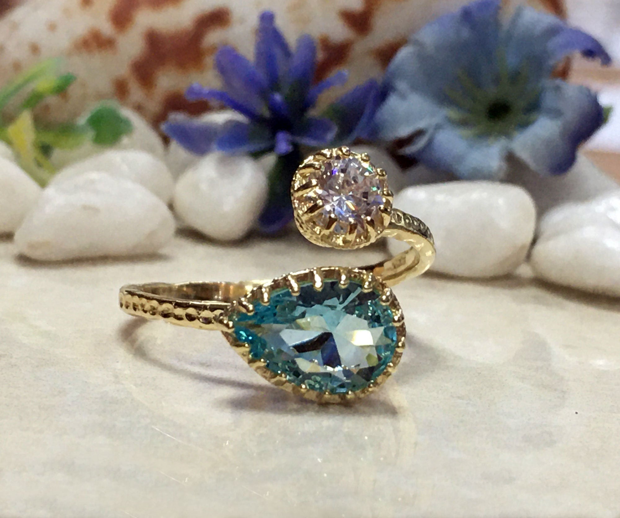 Pear-Shaped Aquamarine & Round Clear Quartz Adjustable Hammered Band Ring - H.L.Jewelry