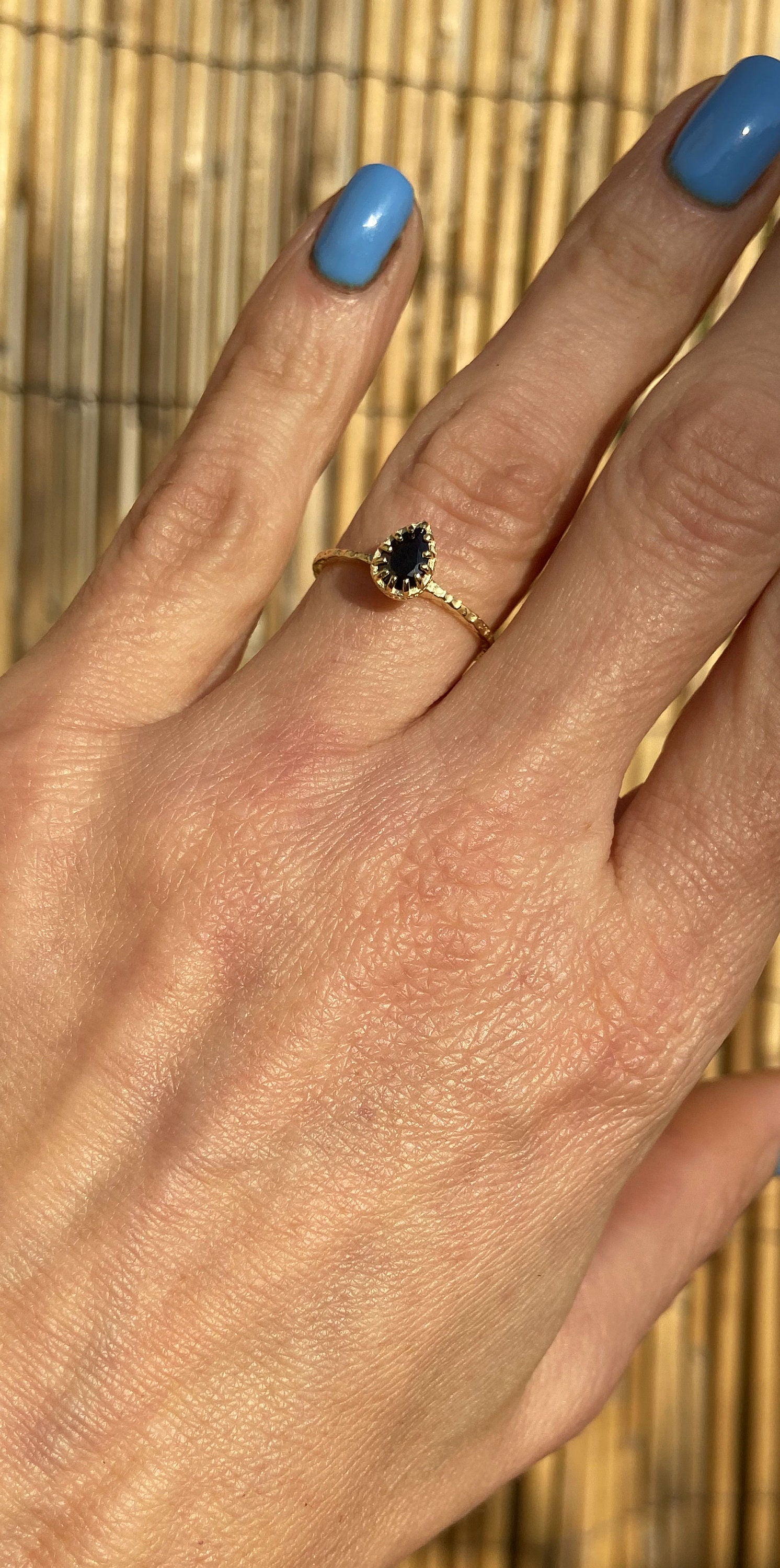 Pear-Shaped Black Onyx Simple Hammered Band Ring - H.L.Jewelry