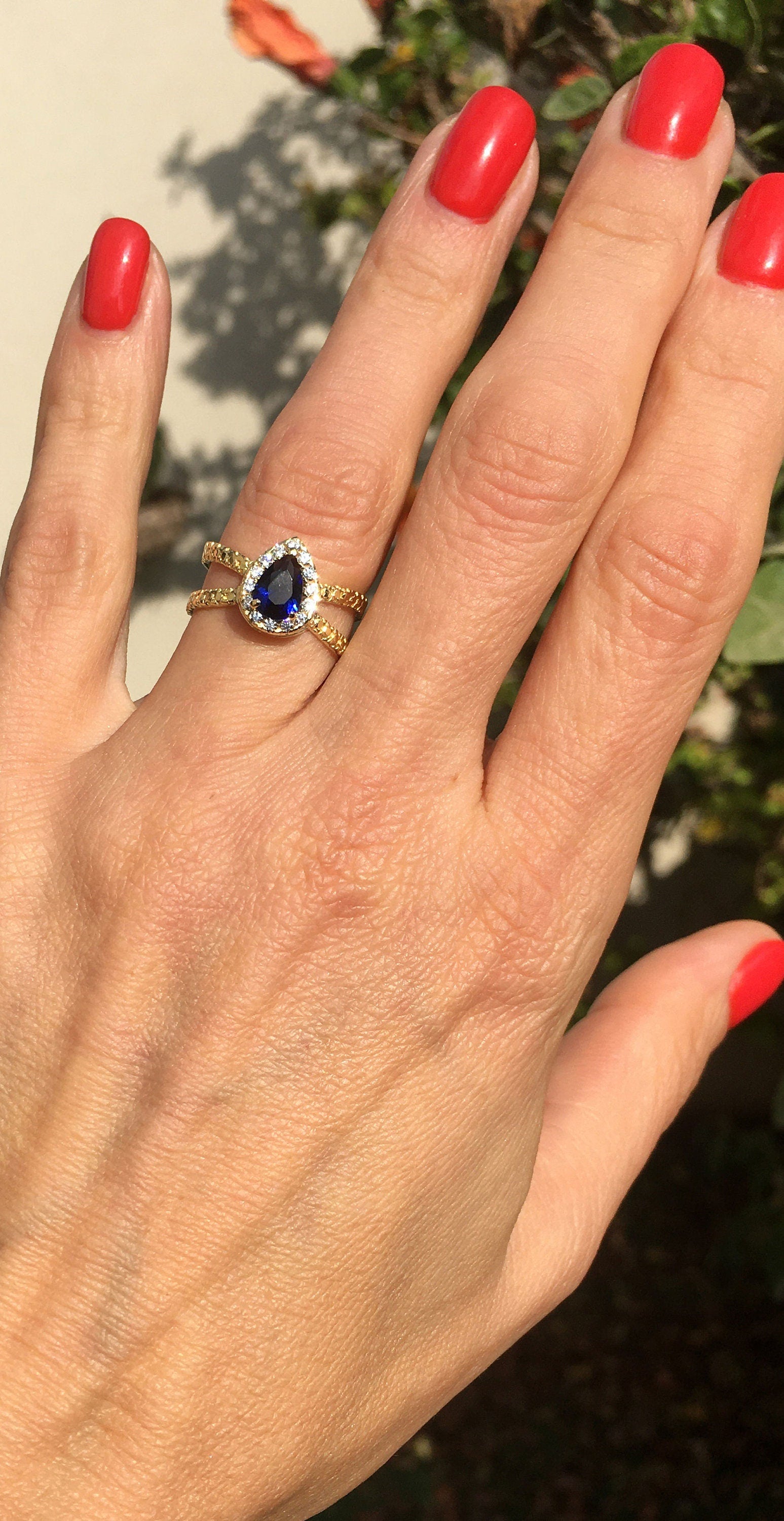 Pear-Shaped Blue Sapphire Ring with Clear Quartz Halo - H.L.Jewelry