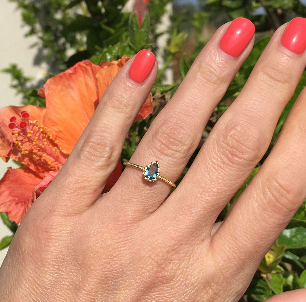 Pear-Shaped Blue Topaz Simple Hammered Band Ring - H.L.Jewelry