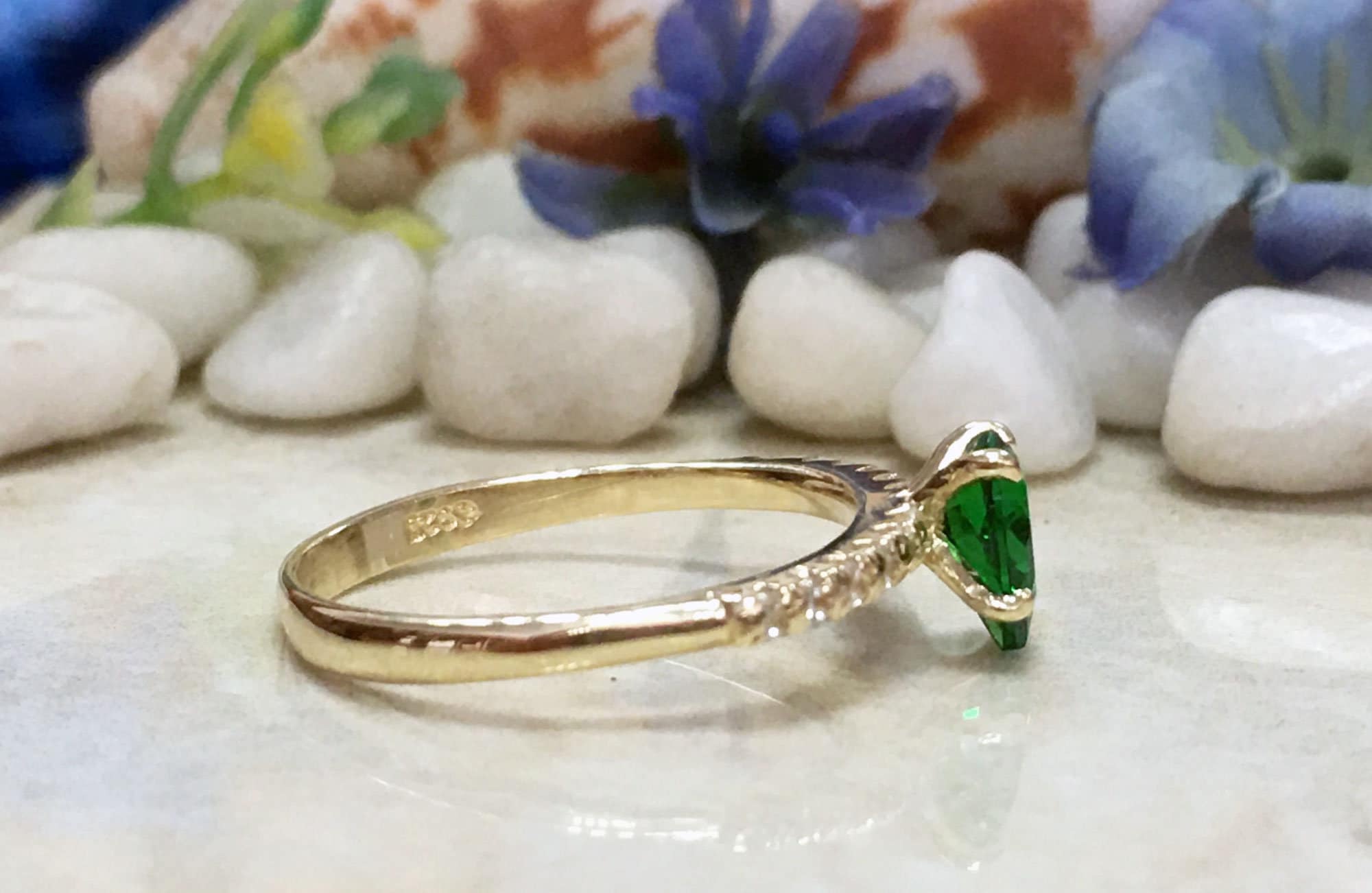 Pear-Shaped Emerald Delicate Ring with Clear Quartz Accents - H.L.Jewelry