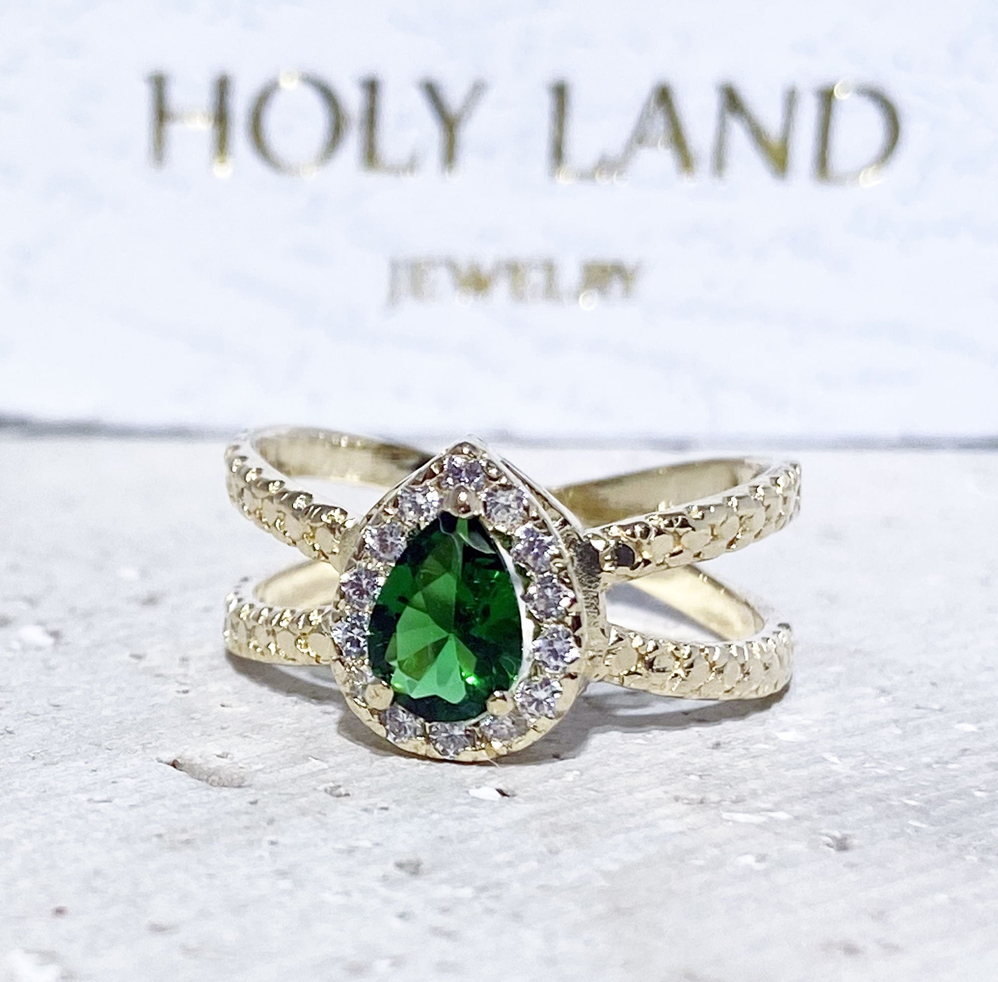 Pear-Shaped Emerald Gemstone Ring with Clear Quartz Halo - H.L.Jewelry