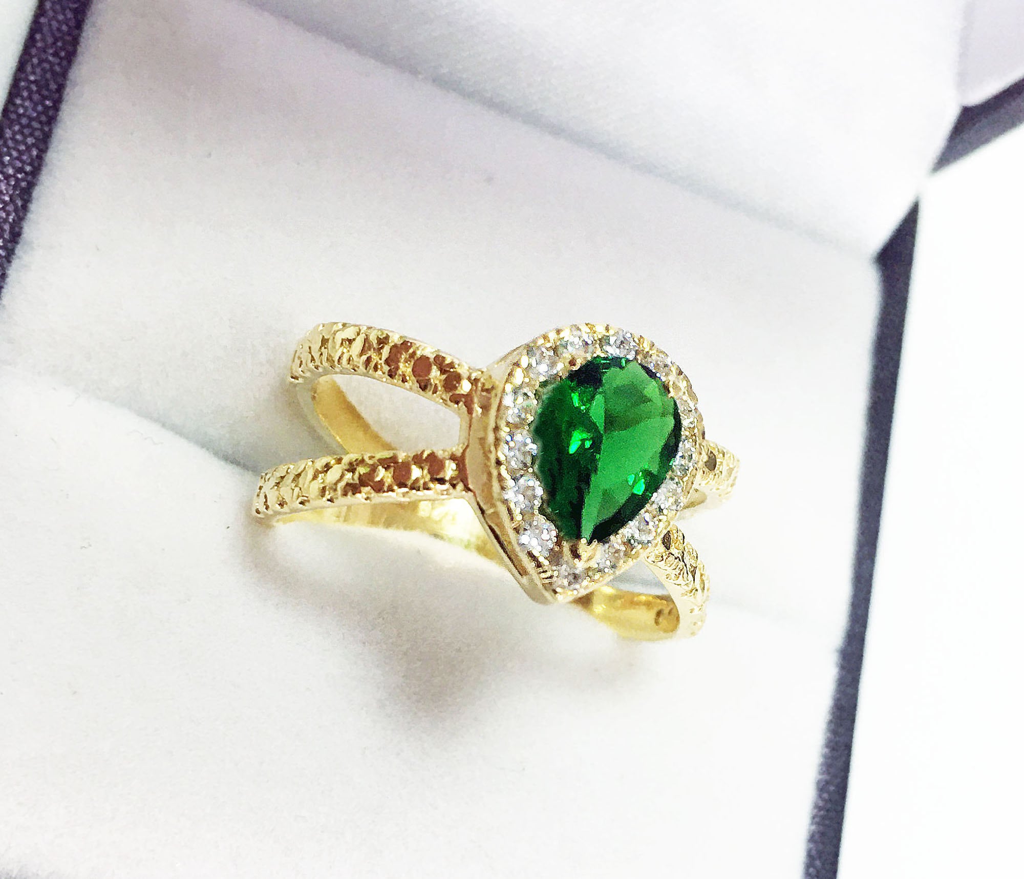 Pear-Shaped Emerald Gemstone Ring with Clear Quartz Halo - H.L.Jewelry