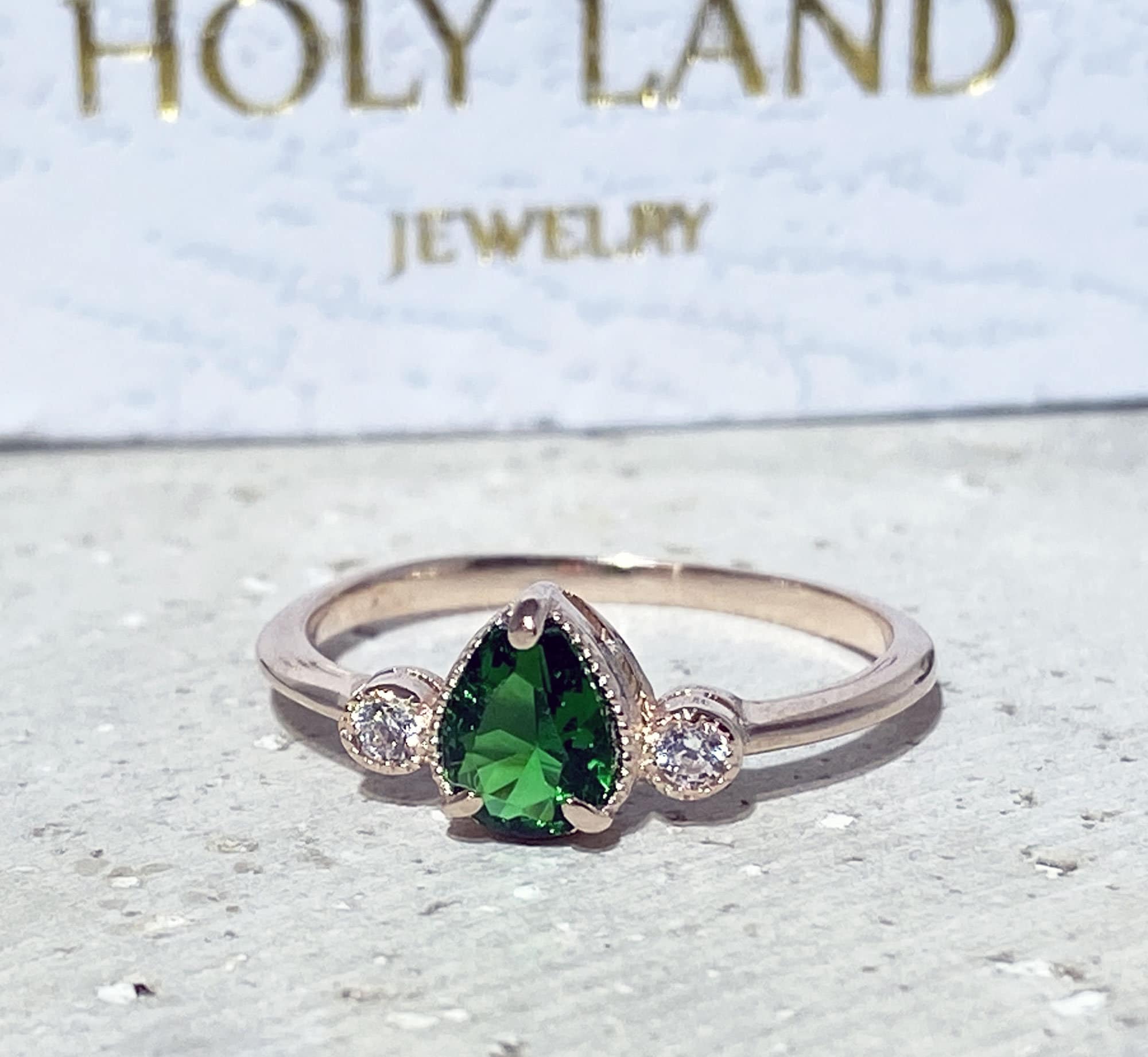 Pear-Shaped Emerald Simple Ring with Clear Quartz Accents - H.L.Jewelry
