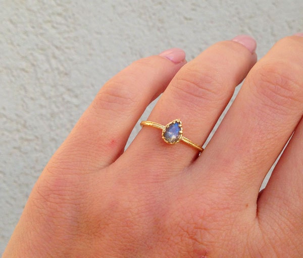 Pear-Shaped Labradorite Simple Hammered Band Ring - H.L.Jewelry