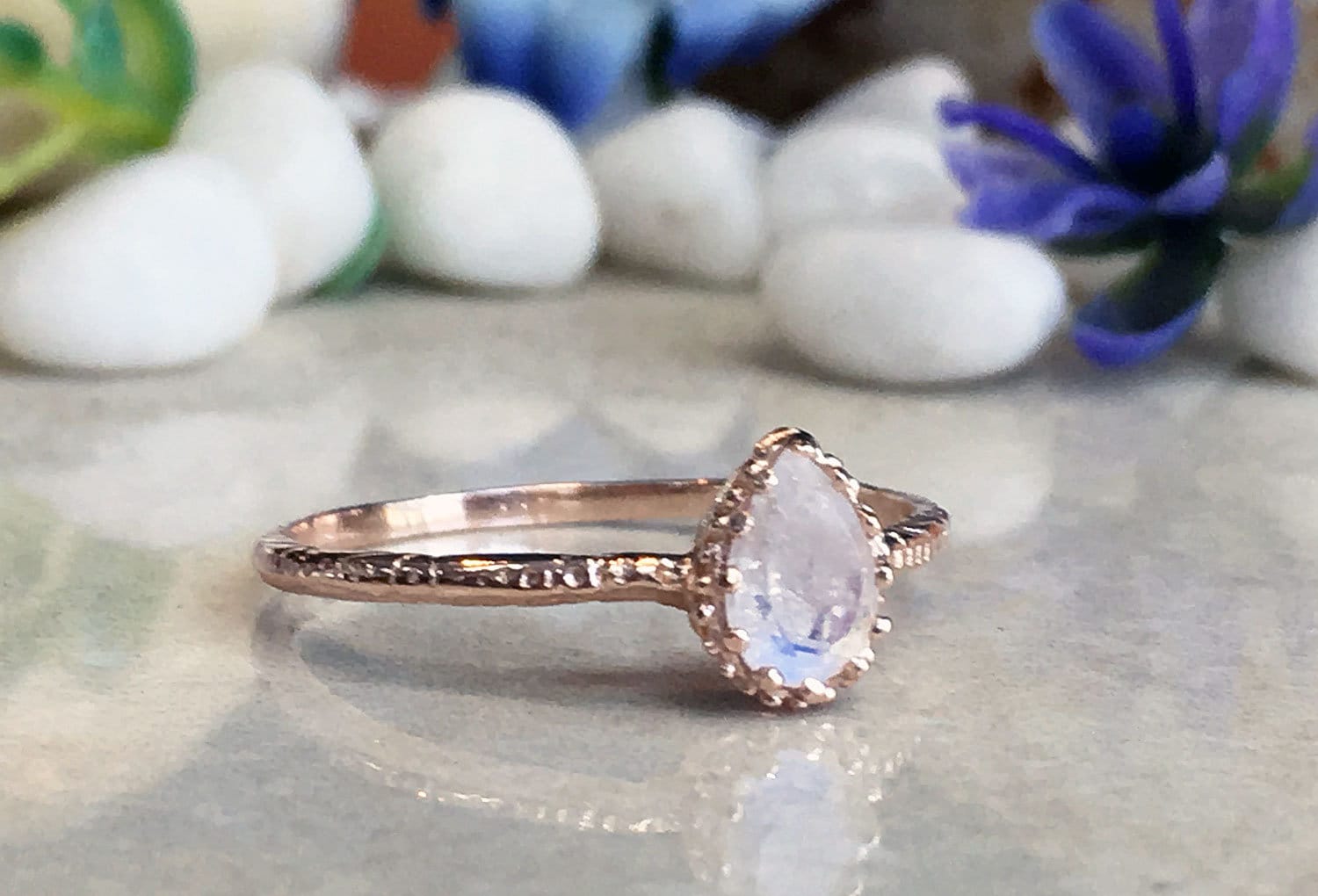 Pear-Shaped Rainbow Moonstone Simple Hammered Band Ring - H.L.Jewelry