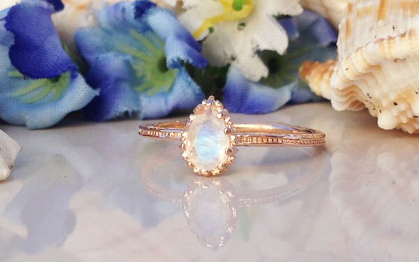 Pear-Shaped Rainbow Moonstone Simple Hammered Band Ring - H.L.Jewelry