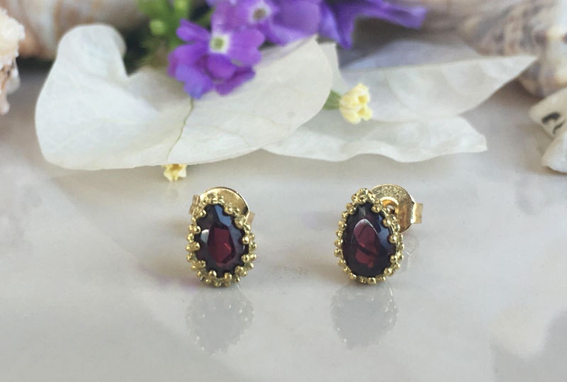 Pear-Shaped Red Garnet Simple Stud Earrings - H.L.Jewelry