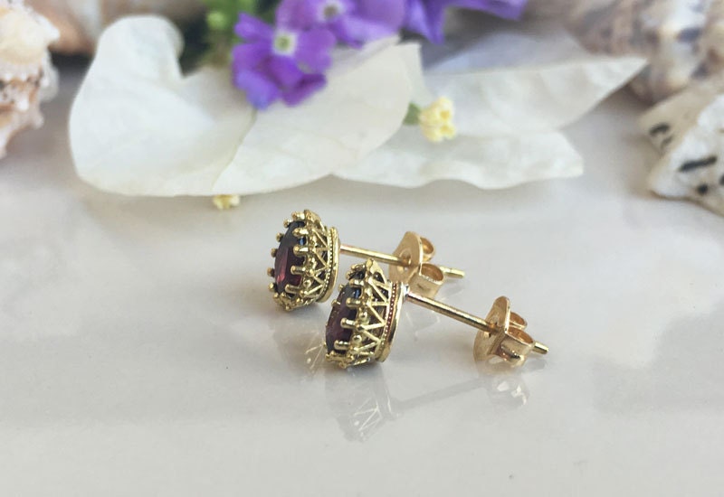 Pear-Shaped Red Garnet Simple Stud Earrings - H.L.Jewelry