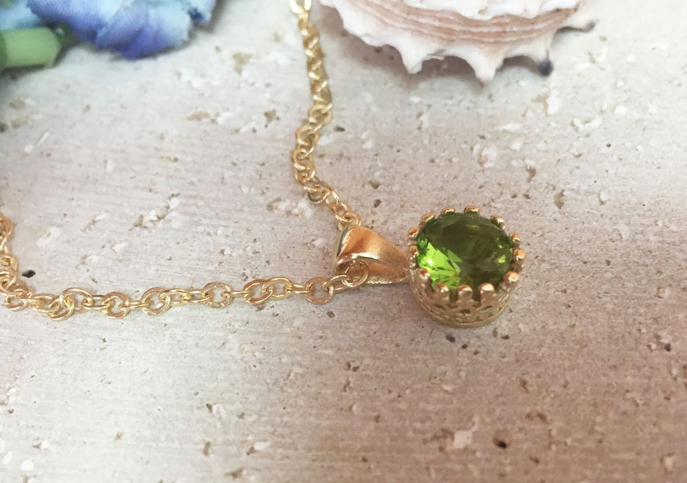 Peridot Round Crown Delicate Chain Necklace - H.L.Jewelry
