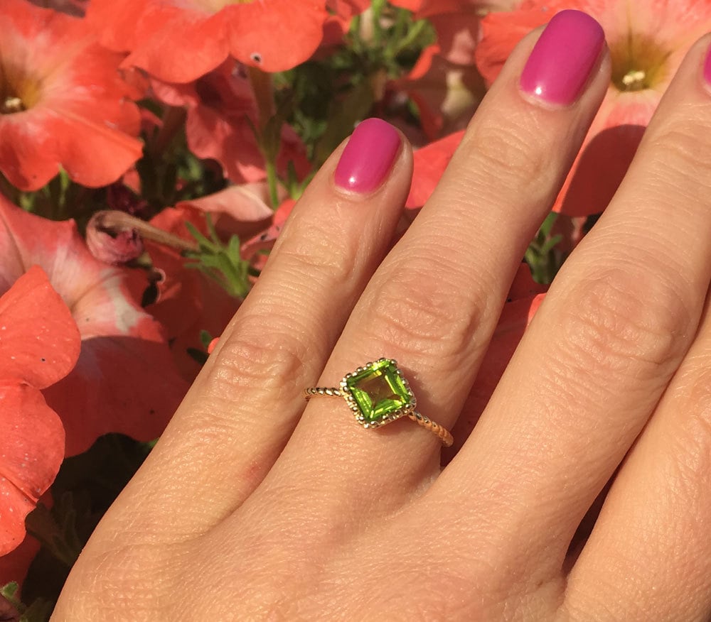 Peridot Square Crown Simple Twist Band Ring - H.L.Jewelry