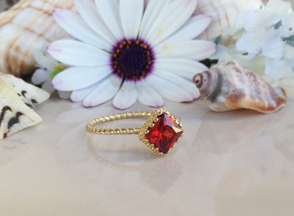 Red Garnet Square Crown Simple Twist Band Ring - H.L.Jewelry