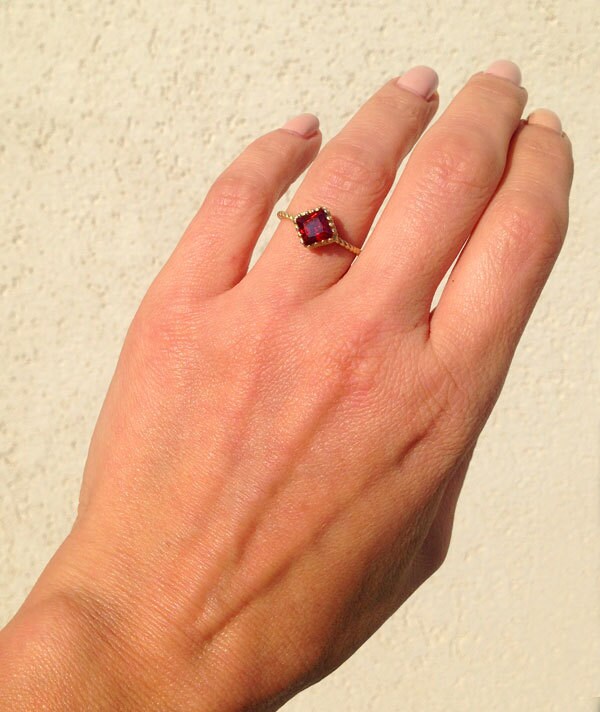 Red Garnet Square Crown Simple Twist Band Ring - H.L.Jewelry