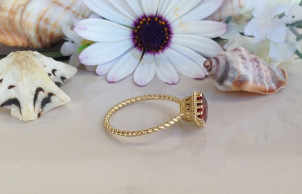 Red Garnet Square Crown Simple Twist Band Ring - H.L.Jewelry
