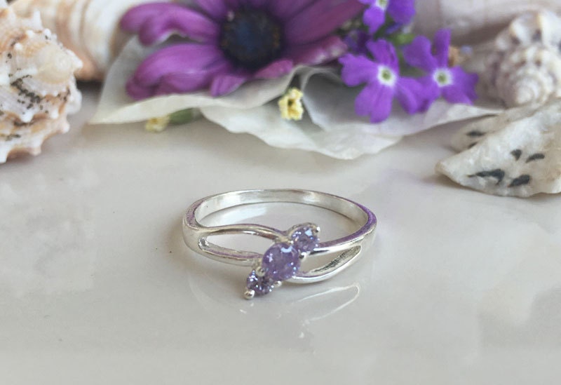 Round Alexandrite Three Stone Simple Ring - H.L.Jewelry
