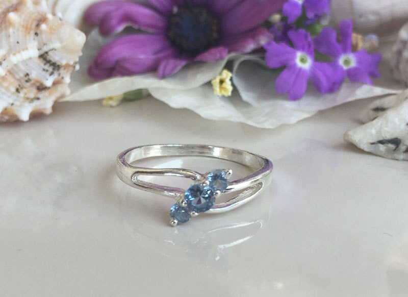 Round Aquamarine Three Stone Simple Ring - H.L.Jewelry