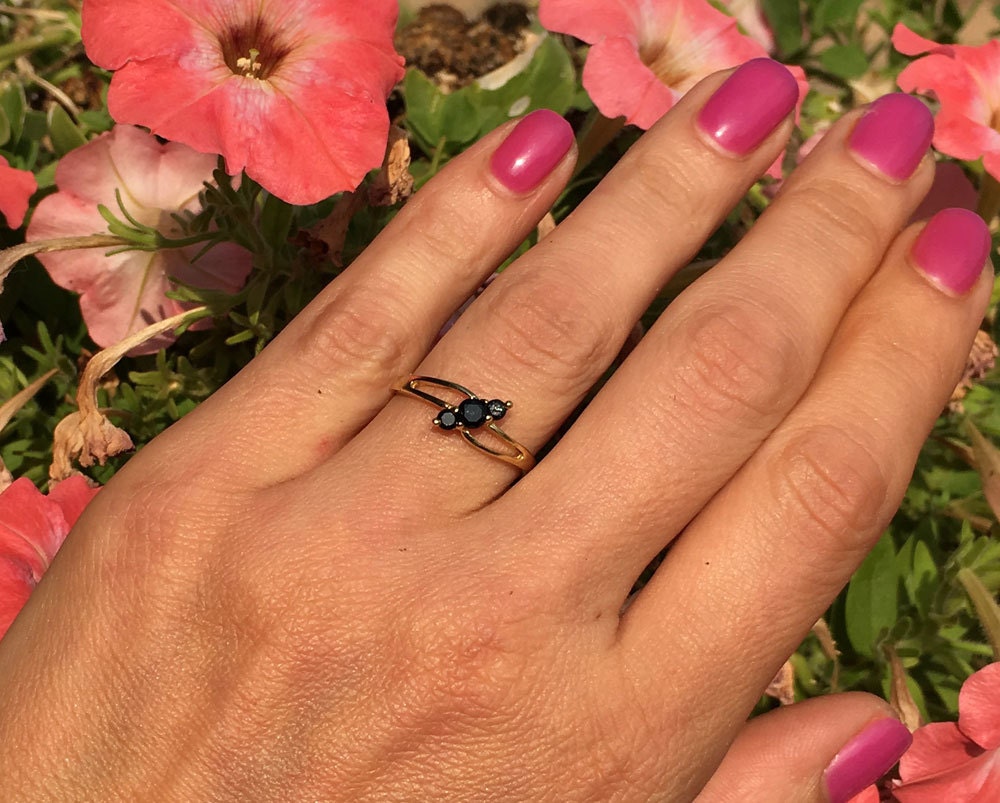 Round Black Onyx Three Stone Simple Delicate Ring - H.L.Jewelry