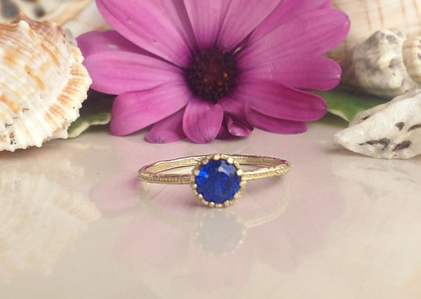 Round Blue Sapphire Simple Hammered Band Ring - H.L.Jewelry