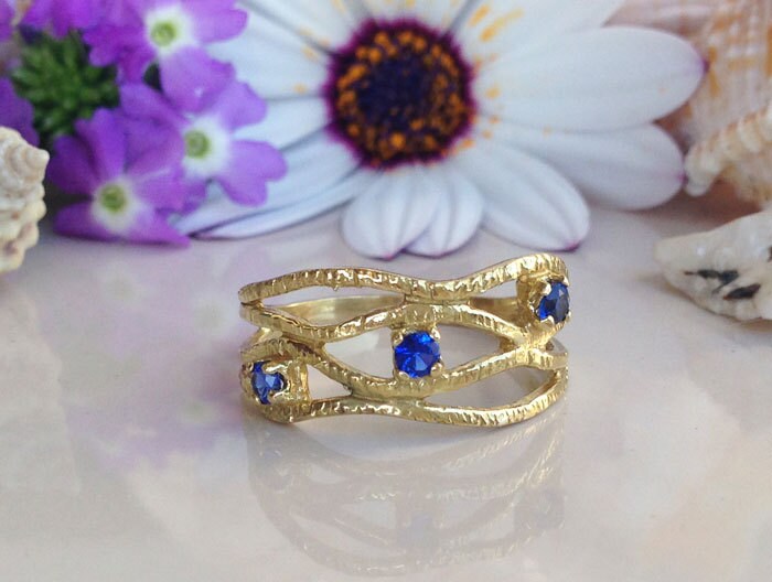 Round Blue Sapphire Three Stone Hammered Band Ring - H.L.Jewelry