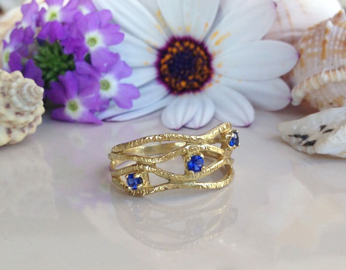 Round Blue Sapphire Three Stone Hammered Band Ring - H.L.Jewelry