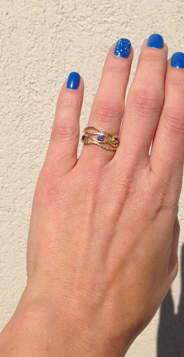 Round Blue Sapphire Three Stone Hammered Band Ring - H.L.Jewelry