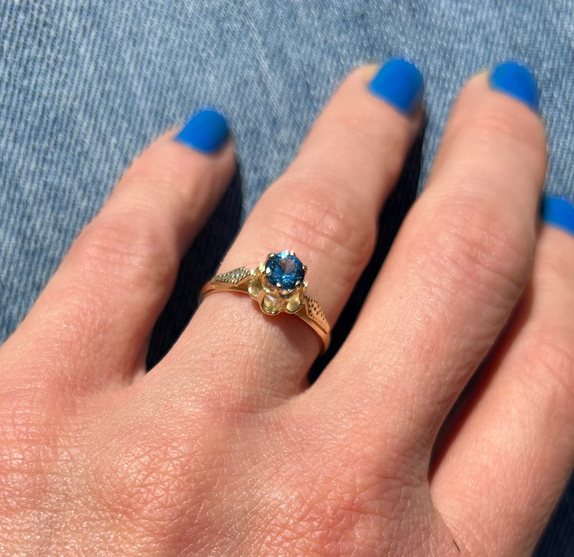 Round Blue Topaz Gemstone Flower Ring - H.L.Jewelry