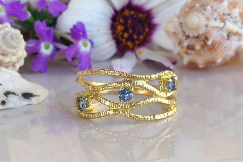 Round Blue Topaz Three Stone Hammered Band Ring - H.L.Jewelry