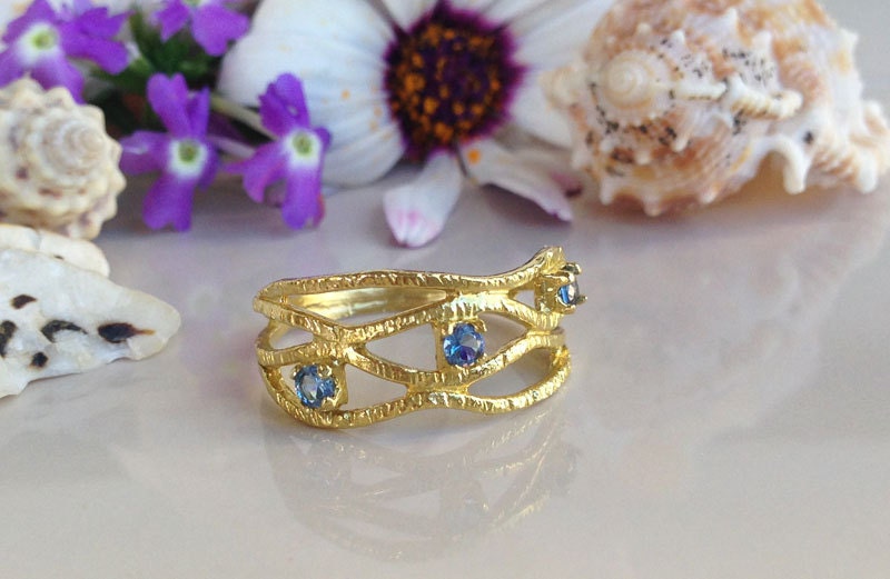 Round Blue Topaz Three Stone Hammered Band Ring - H.L.Jewelry