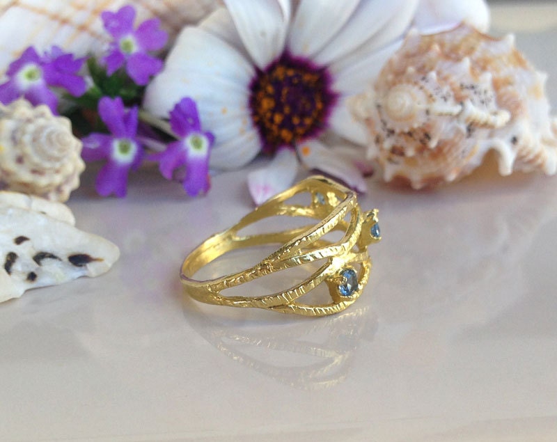 Round Blue Topaz Three Stone Hammered Band Ring - H.L.Jewelry