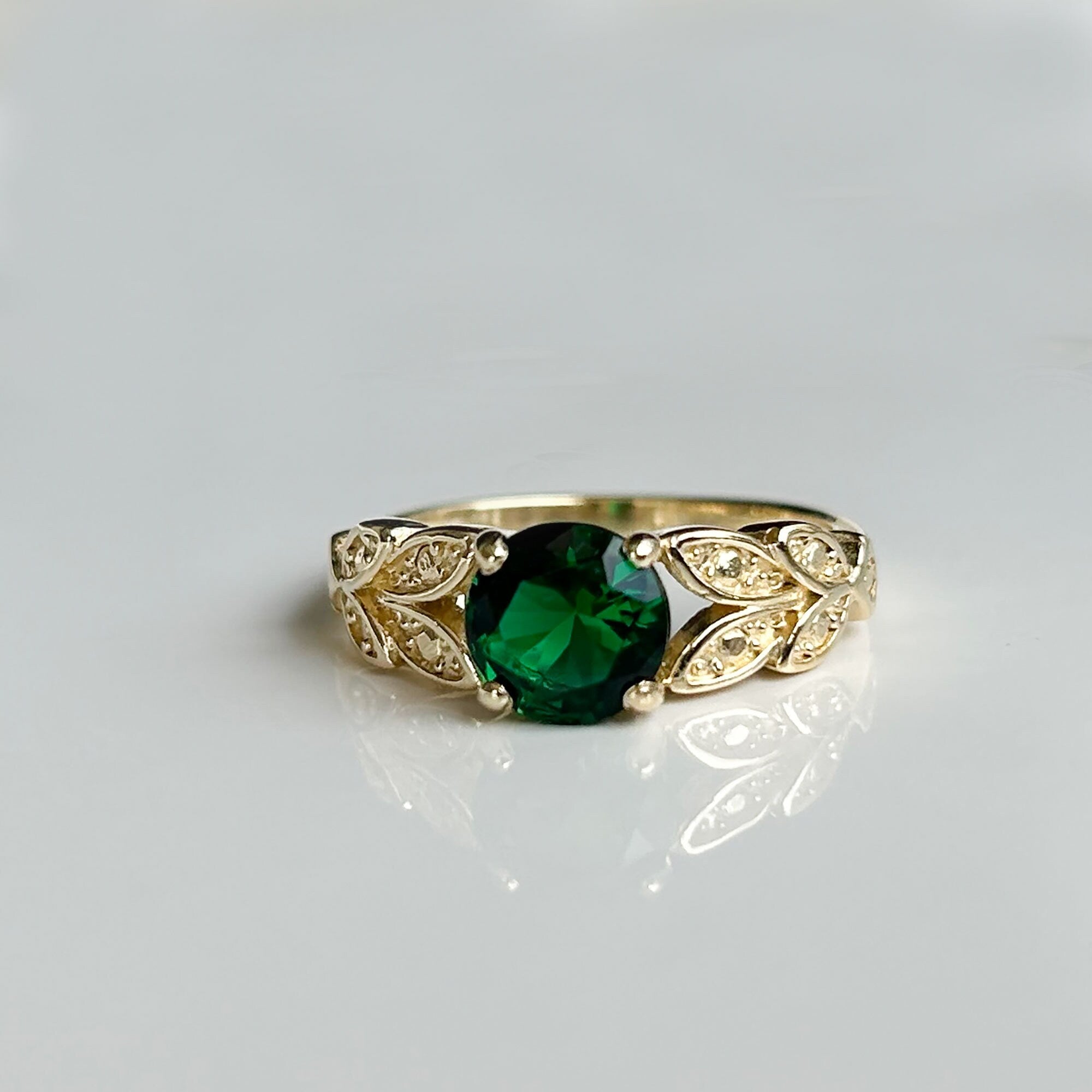 Round Emerald Gemstone Flower Leaves Ring - H.L.Jewelry