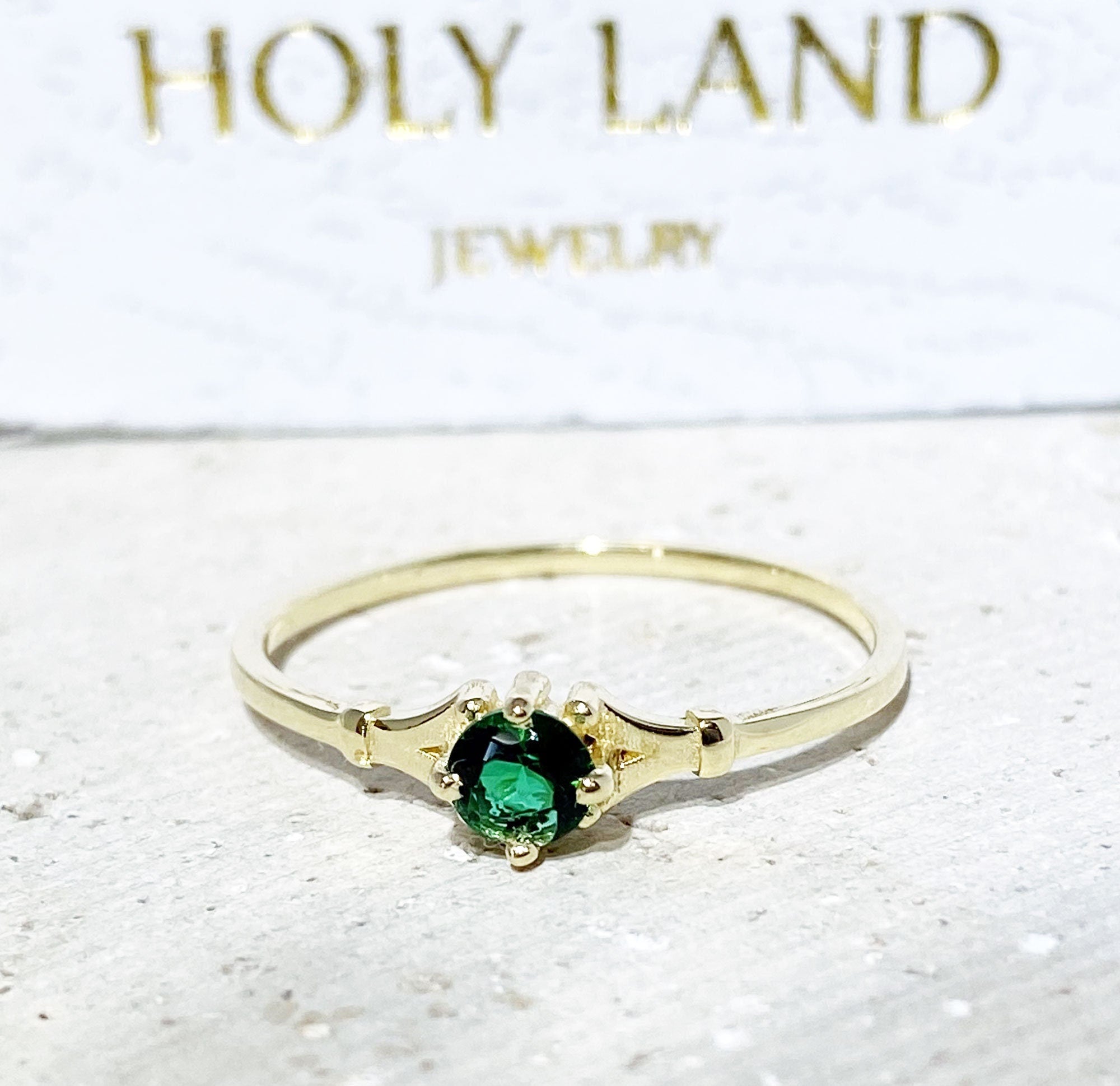 Round Emerald Gemstone Simple Delicate Ring - H.L.Jewelry
