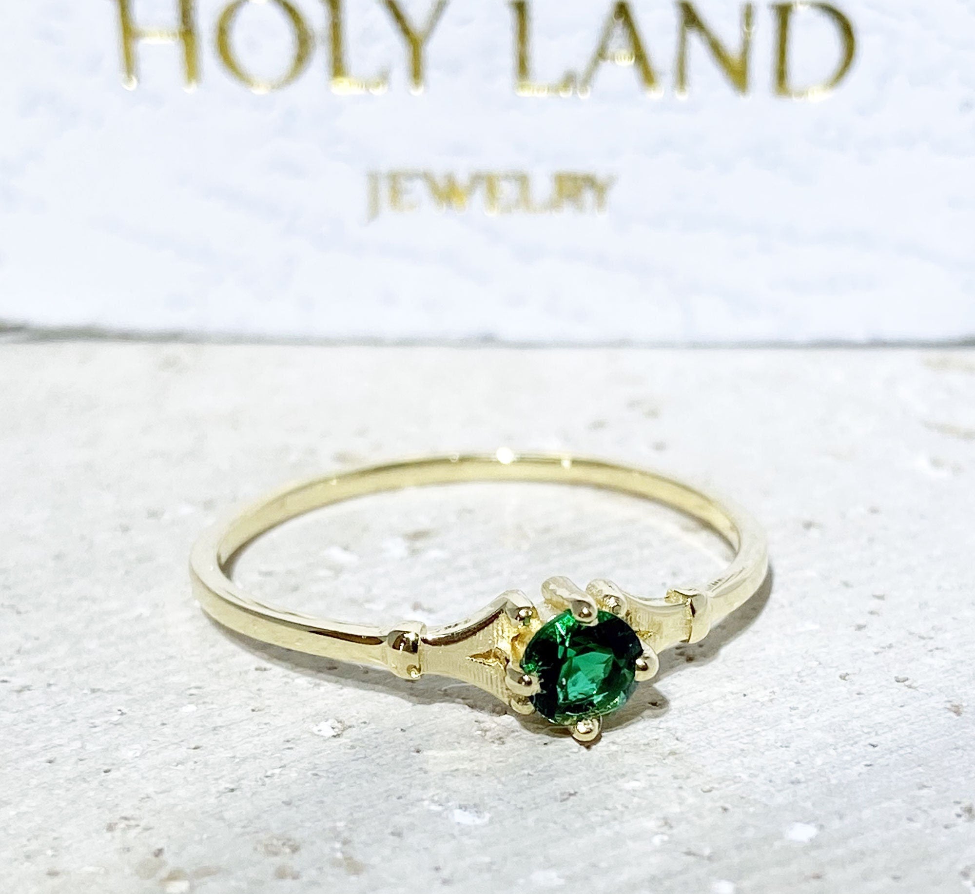 Round Emerald Gemstone Simple Delicate Ring - H.L.Jewelry