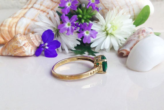 Round Emerald Gemstone Simple Solitaire Ring - H.L.Jewelry