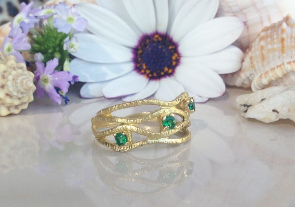 Round Emerald Three Stone Hammered Band Ring - H.L.Jewelry