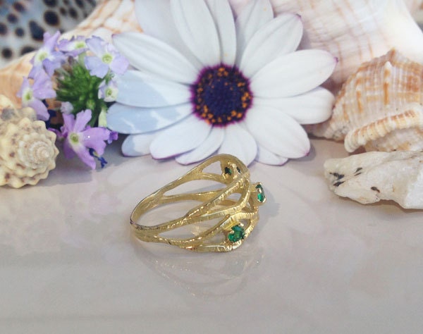 Round Emerald Three Stone Hammered Band Ring - H.L.Jewelry