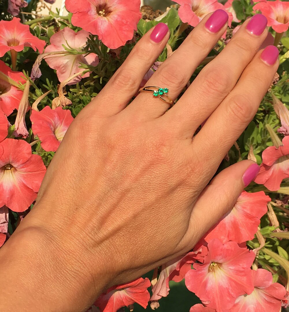 Round Emerald Three Stone Simple Delicate Ring - H.L.Jewelry