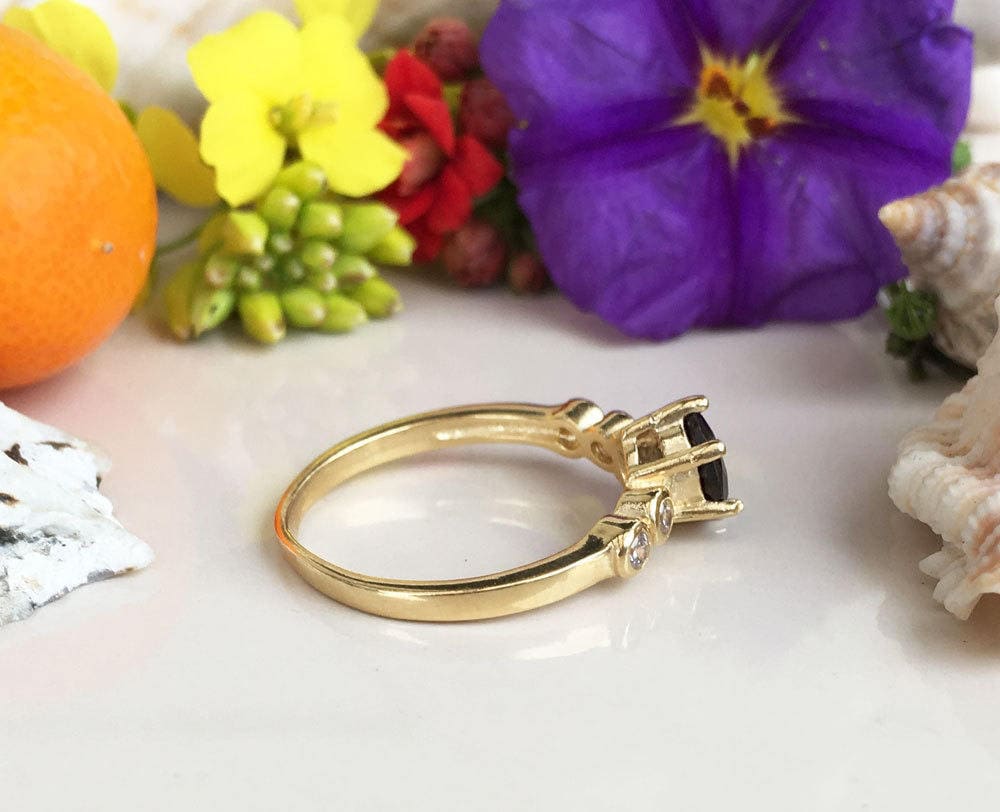 Round Green Tourmaline Delicate Ring with Clear Quartz Accents - H.L.Jewelry