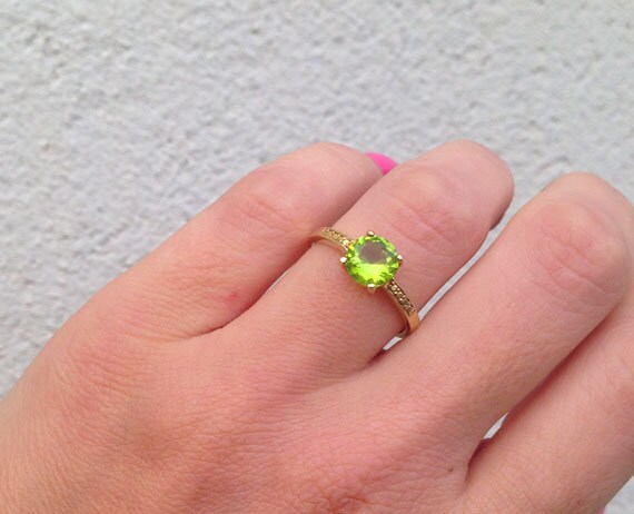 Round Peridot Gemstone Simple Solitaire Ring - H.L.Jewelry