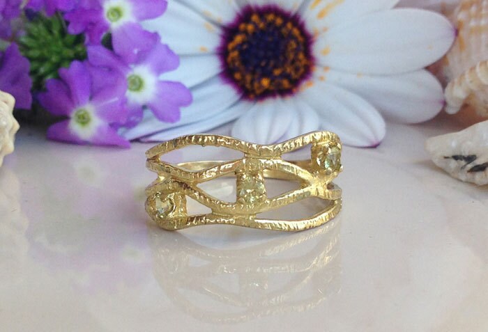 Round Peridot Three Stone Hammered Band Ring - H.L.Jewelry