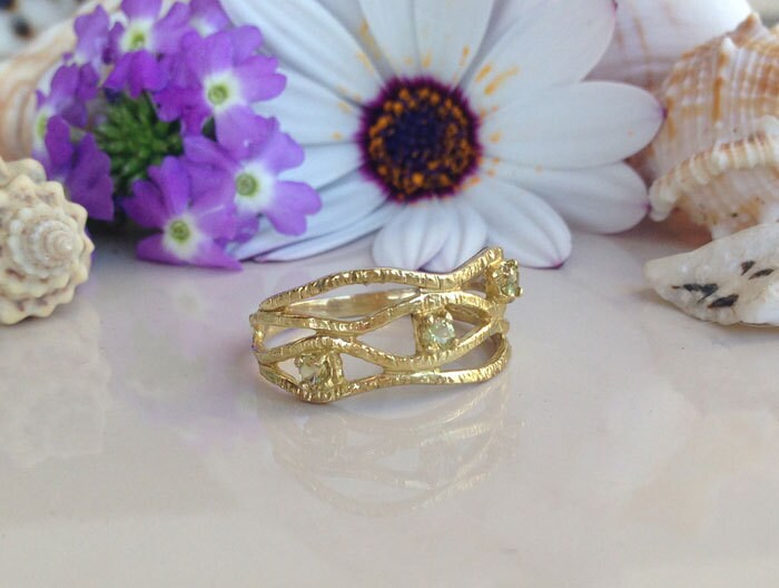 Round Peridot Three Stone Hammered Band Ring - H.L.Jewelry