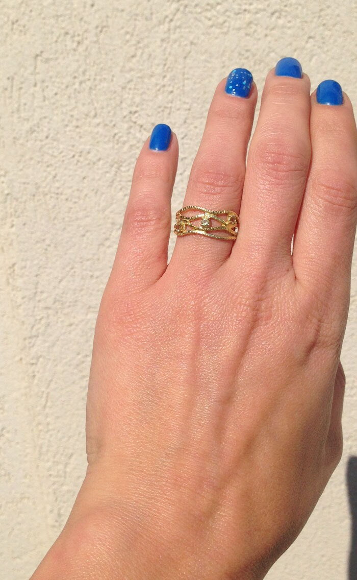 Round Peridot Three Stone Hammered Band Ring - H.L.Jewelry