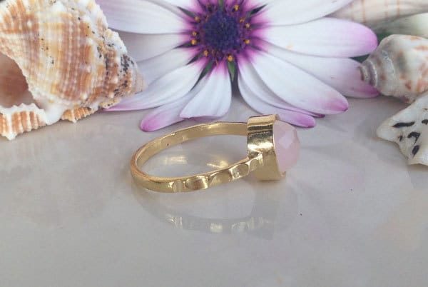 Round Pink Chalcedony Simple Hammered Band Ring - H.L.Jewelry