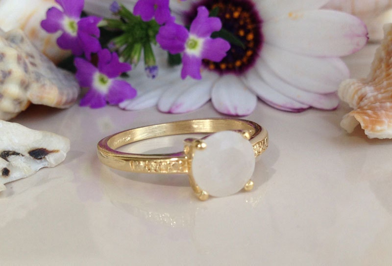 Round Rainbow Moonstone Simple Solitaire Ring - H.L.Jewelry