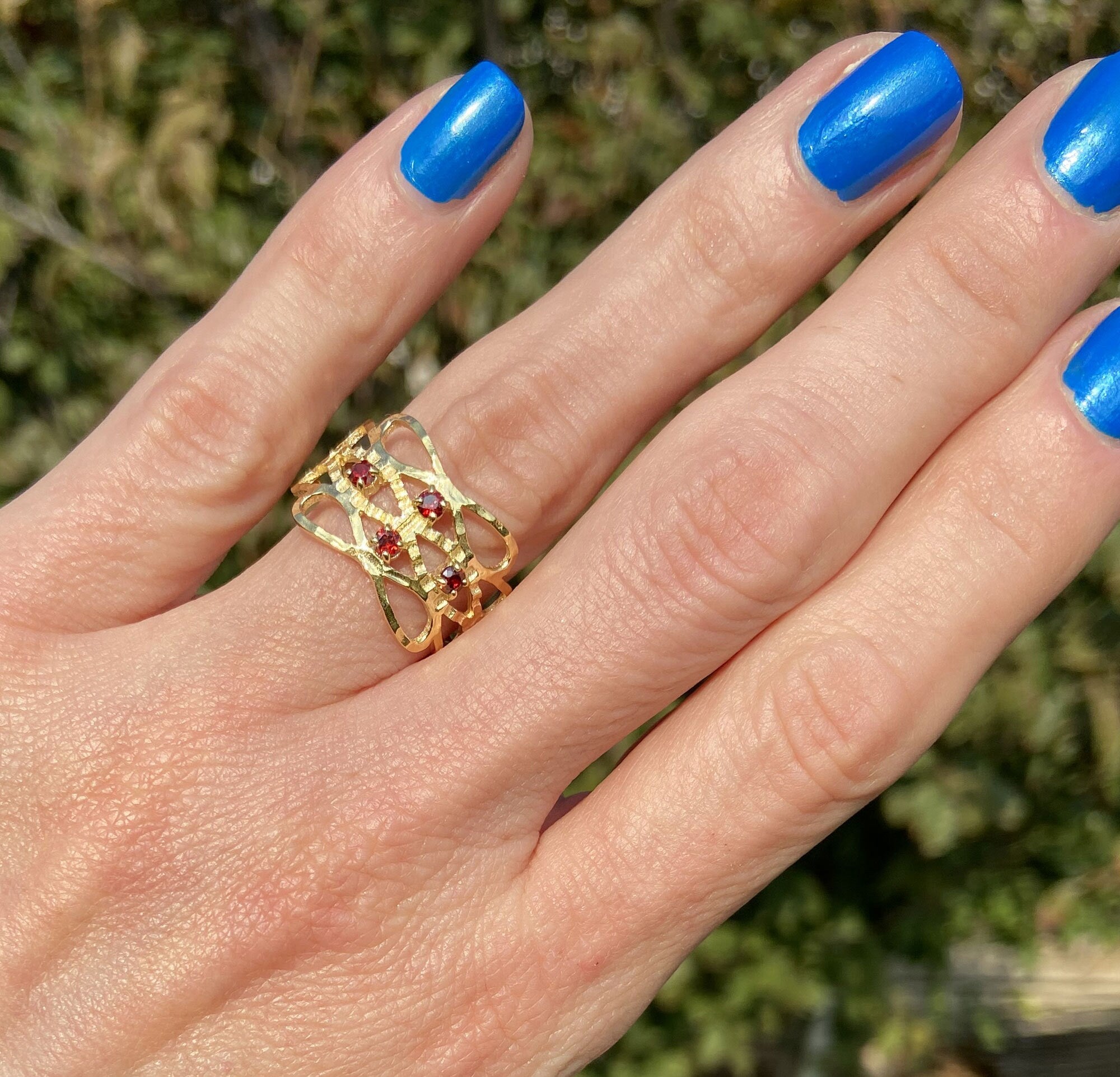 Round Red Garnet Four Stone Hammered Band Ring - H.L.Jewelry