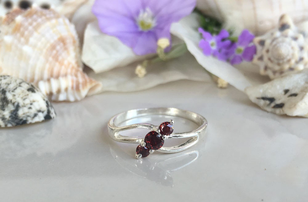Round Red Garnet Three Stone Simple Ring - H.L.Jewelry