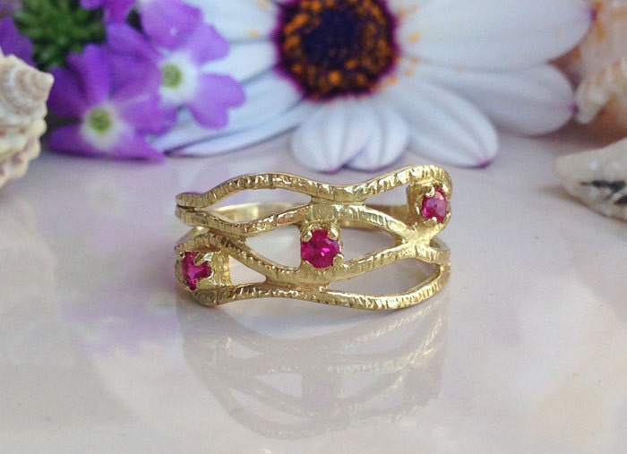 Round Ruby Three Stone Hammered Band Ring - H.L.Jewelry