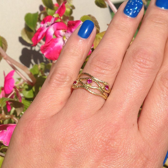 Round Ruby Three Stone Hammered Band Ring - H.L.Jewelry