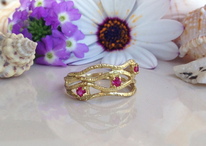 Round Ruby Three Stone Hammered Band Ring - H.L.Jewelry